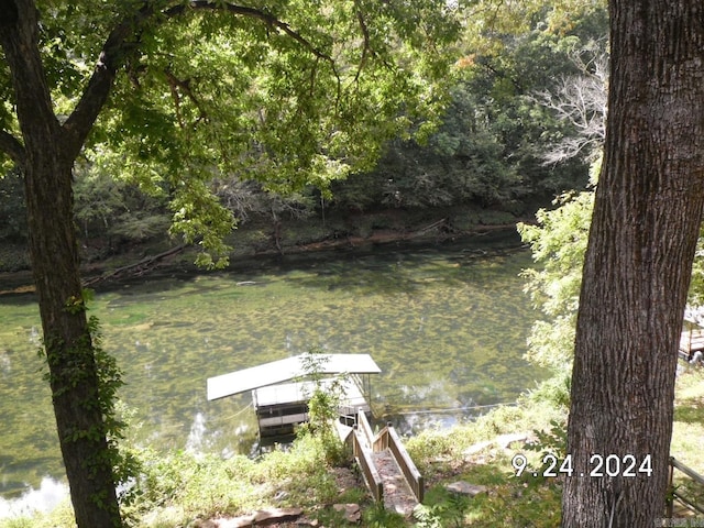 view of yard featuring a water view