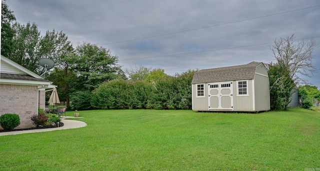 view of yard featuring a shed