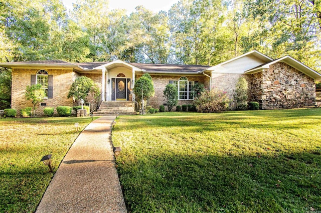 view of front of house featuring a front lawn