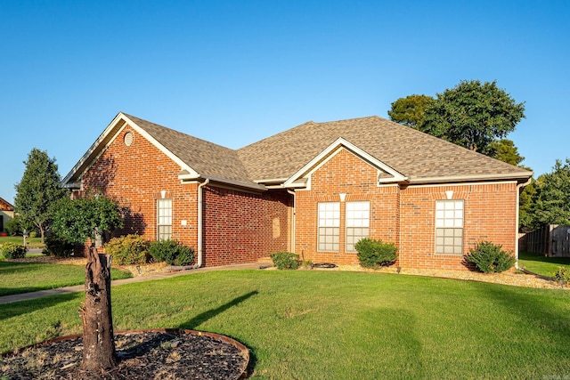 ranch-style home featuring a front lawn