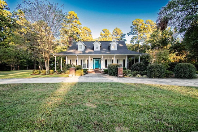 view of front of home with covered porch and a front lawn