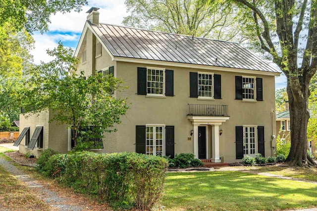 view of front of house with a front lawn