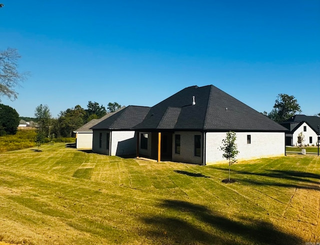 back of house featuring a lawn