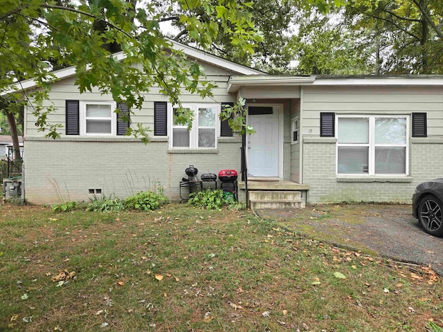 ranch-style home featuring a front lawn