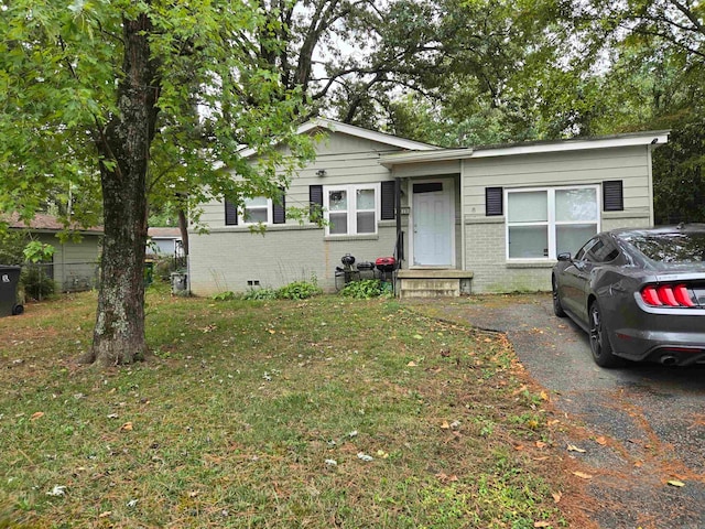 view of front of property with a front lawn