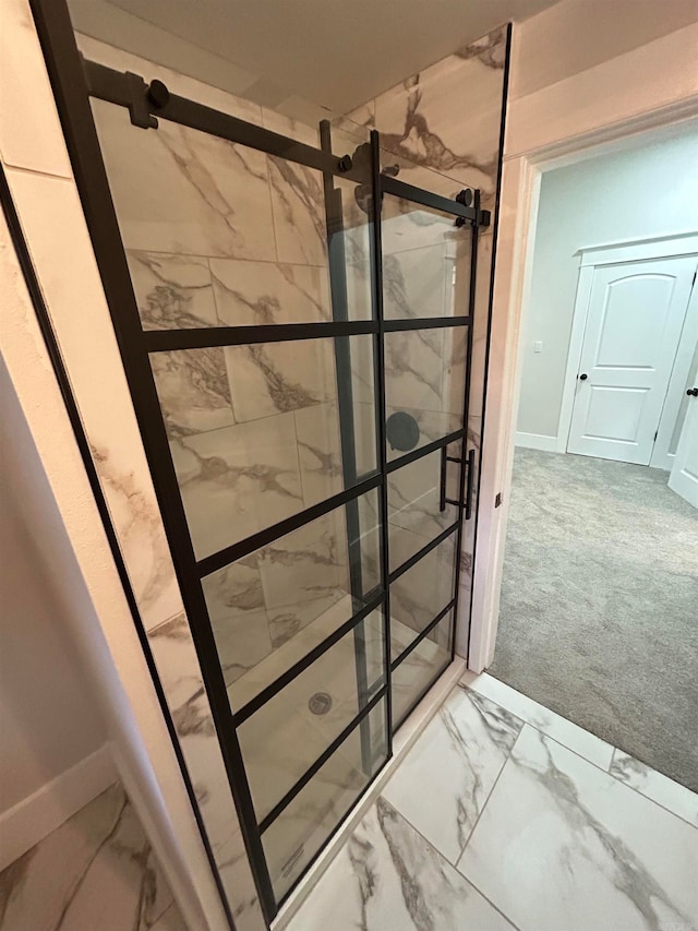 bathroom featuring a tile shower