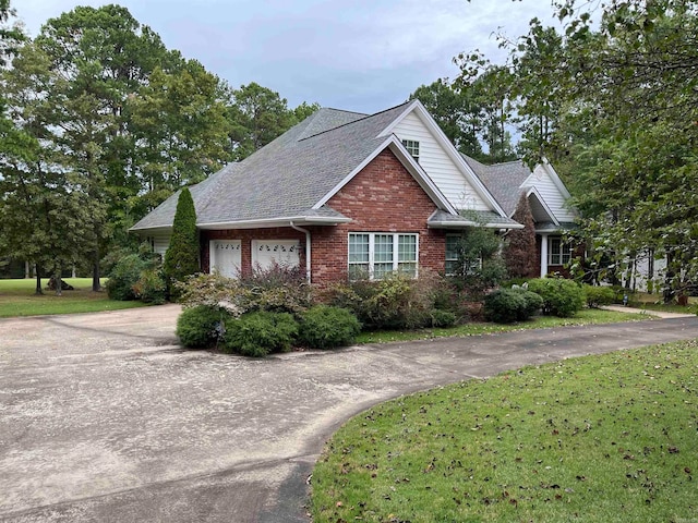 view of front of property featuring a front lawn