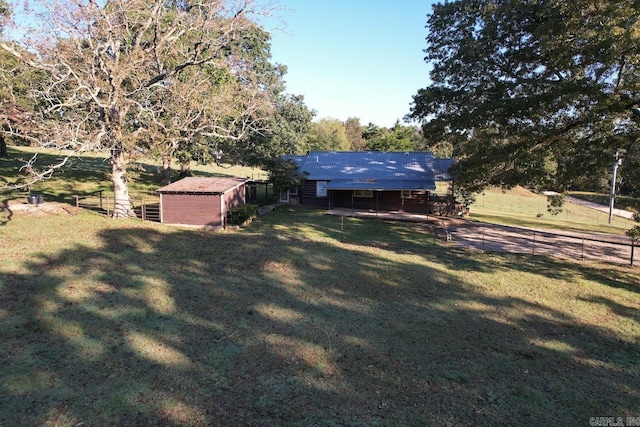 view of yard with an outdoor structure