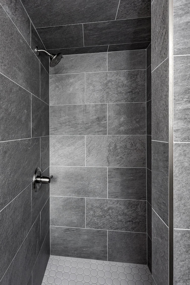 bathroom featuring a tile shower