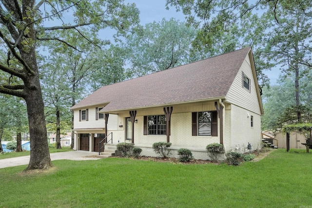 view of front of property featuring a front yard and a garage