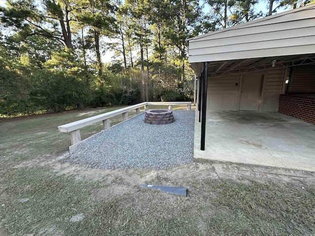 view of yard featuring an outdoor fire pit