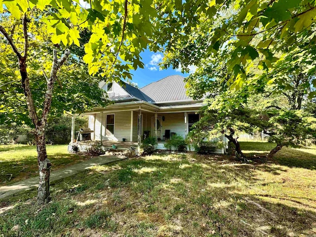 view of front of property with a front lawn and covered porch