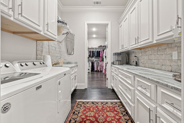 clothes washing area with cabinets, dark wood-type flooring, sink, independent washer and dryer, and crown molding