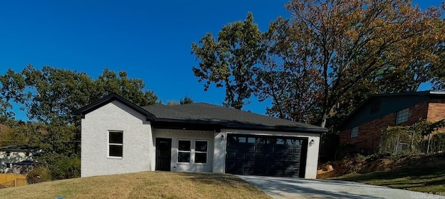 view of front facade with a front lawn