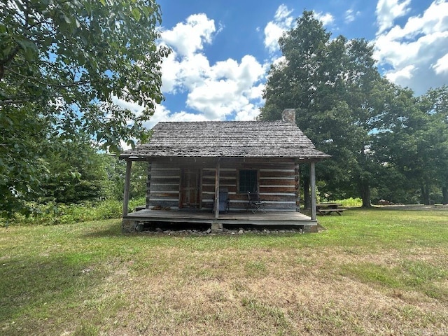 view of yard with an outbuilding