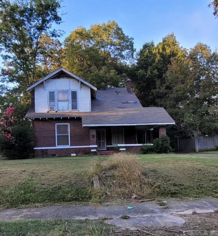 view of front of home with a front yard