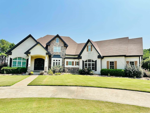 view of front of property featuring a front yard