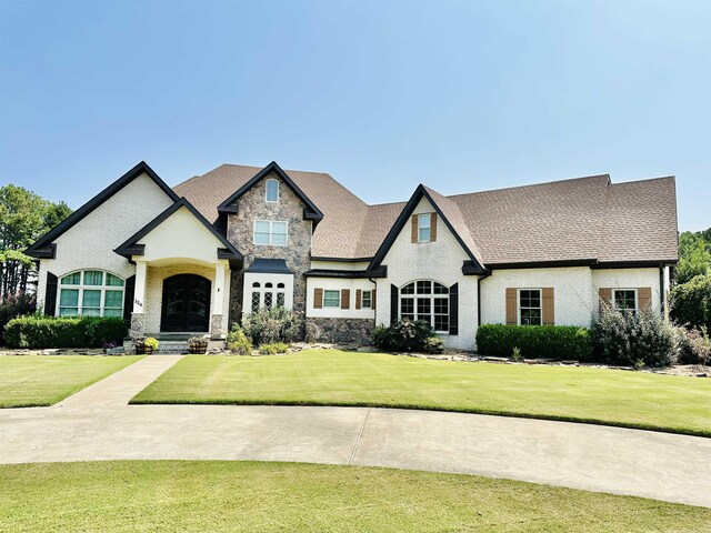 view of front of property featuring a front yard