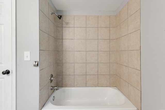 bathroom featuring tiled shower / bath combo