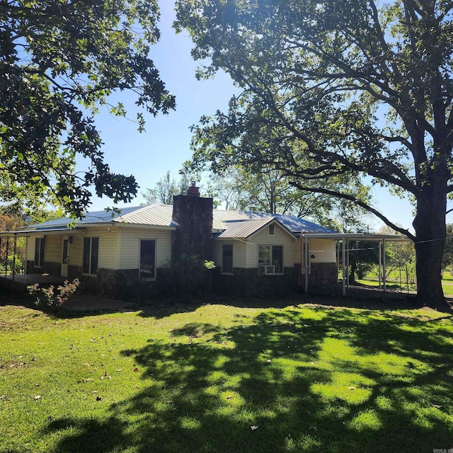 ranch-style home featuring a front lawn