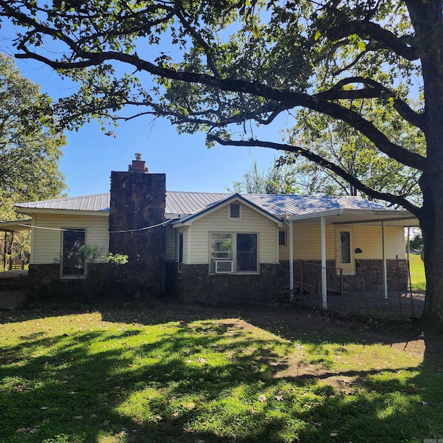 view of front of house featuring a front yard