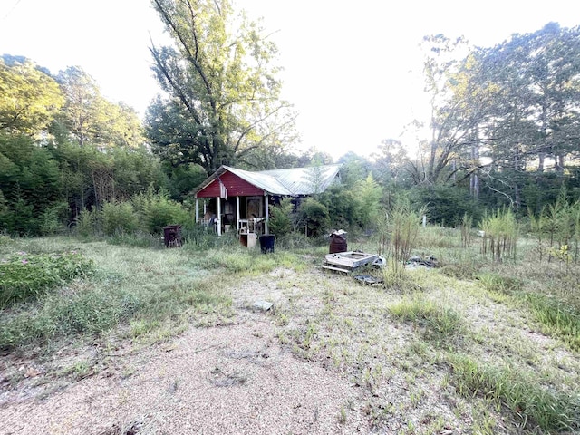 view of yard with an outdoor structure