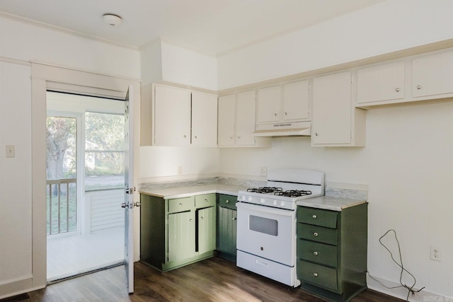 kitchen featuring white gas range oven, dark hardwood / wood-style floors, green cabinetry, white cabinetry, and crown molding