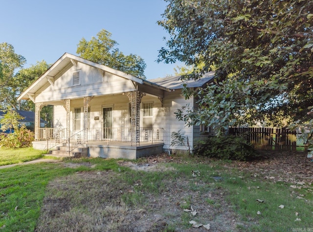 view of front facade featuring a front yard and covered porch