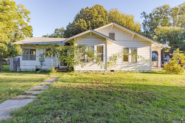 view of front of property with a front lawn