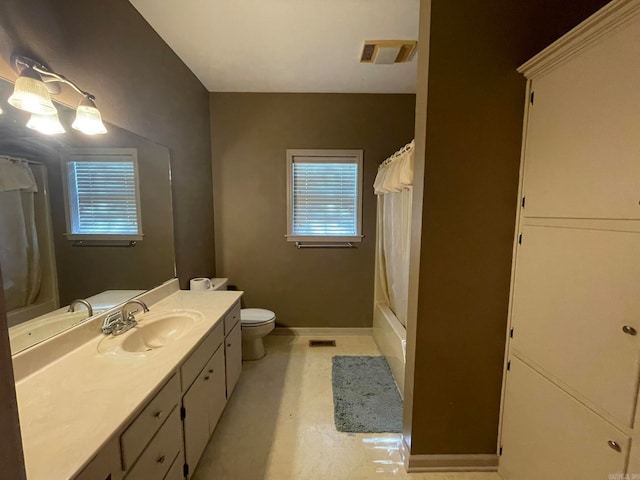 full bathroom with shower / tub combo with curtain, vanity, and toilet