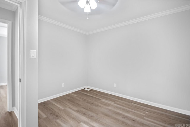 empty room featuring light wood-type flooring, ornamental molding, and ceiling fan