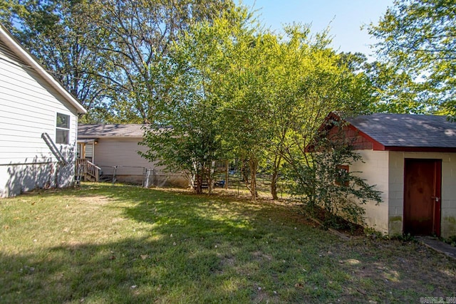 view of yard featuring an outbuilding