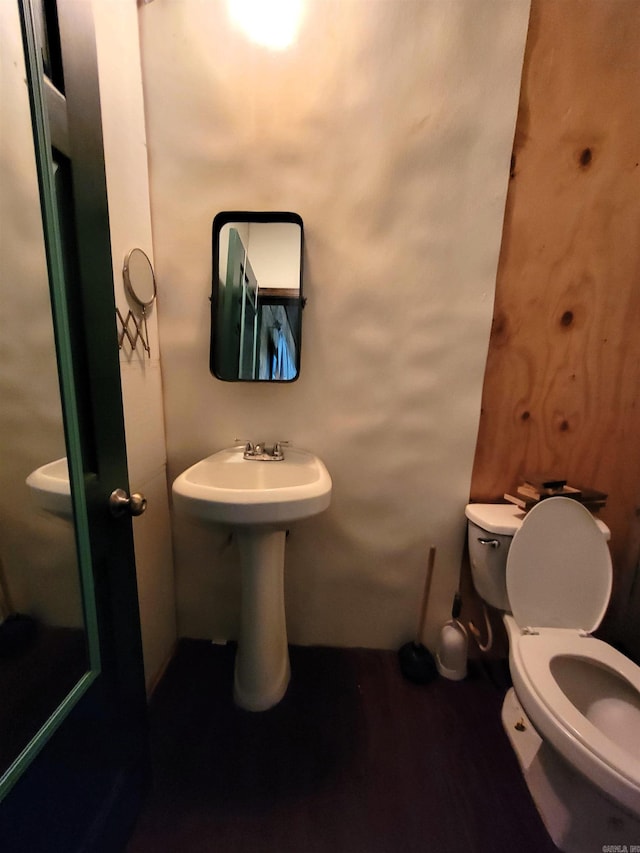 bathroom featuring sink and toilet