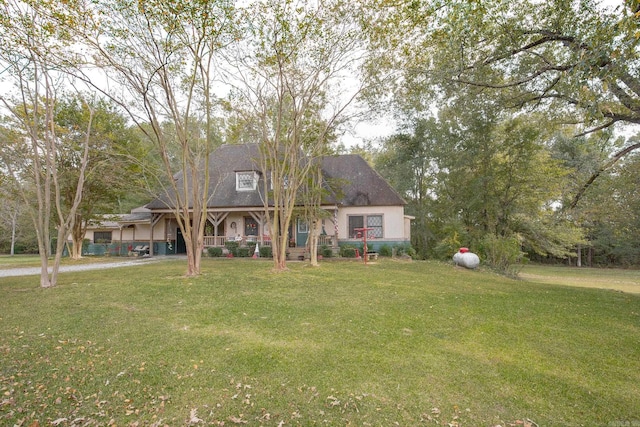 view of front of house featuring a front lawn