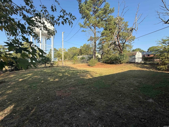 view of yard with a shed