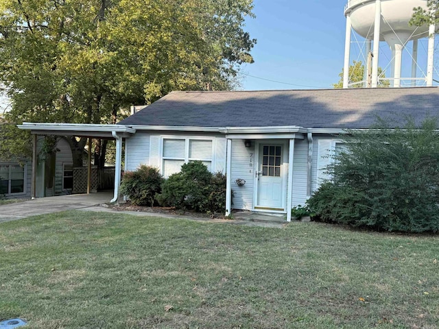 view of front of home featuring a front lawn and a carport