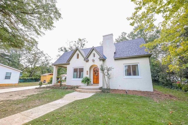 view of front of home with a front lawn