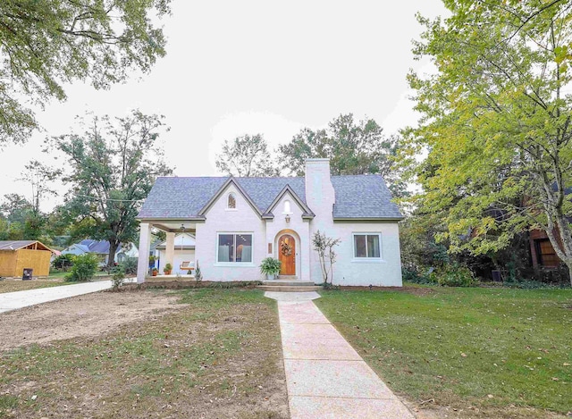 view of front of home featuring a front lawn