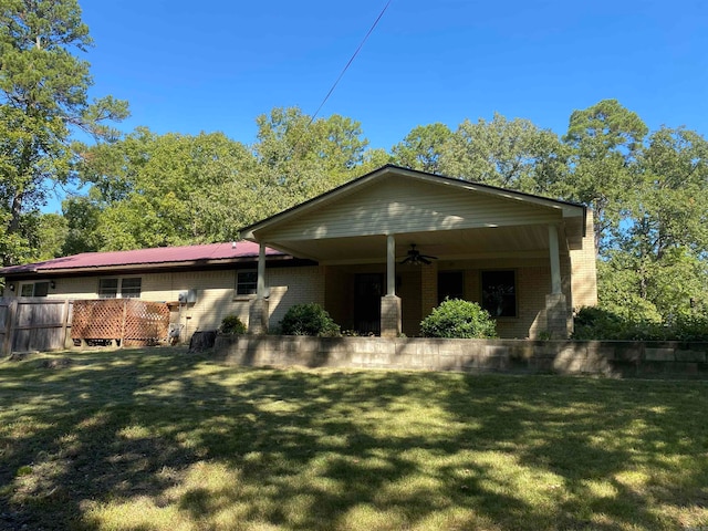 view of front facade with a front lawn and ceiling fan