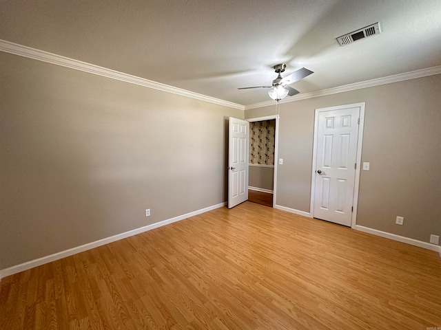 unfurnished bedroom featuring light hardwood / wood-style floors, ceiling fan, and crown molding