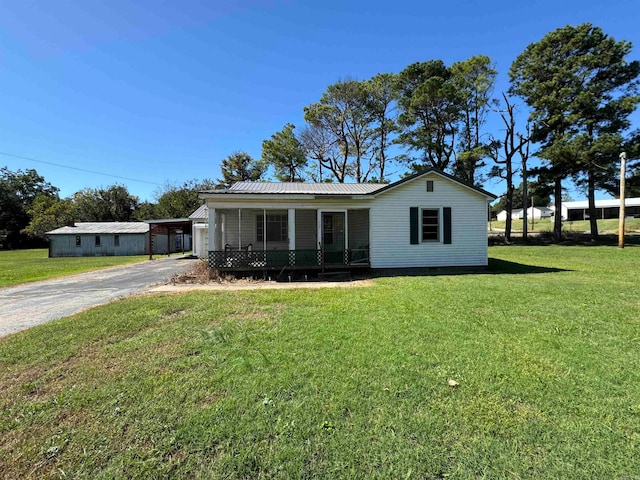 view of front of home featuring a porch and a front lawn