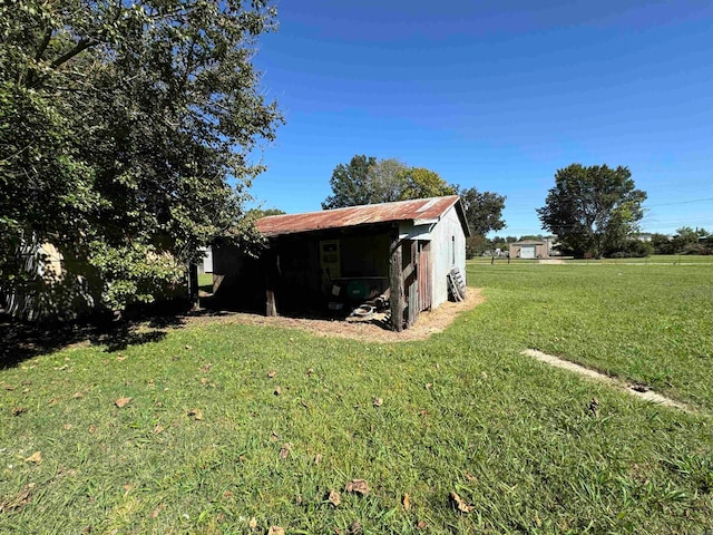 view of yard with a shed