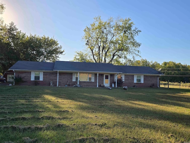 ranch-style home featuring a front lawn