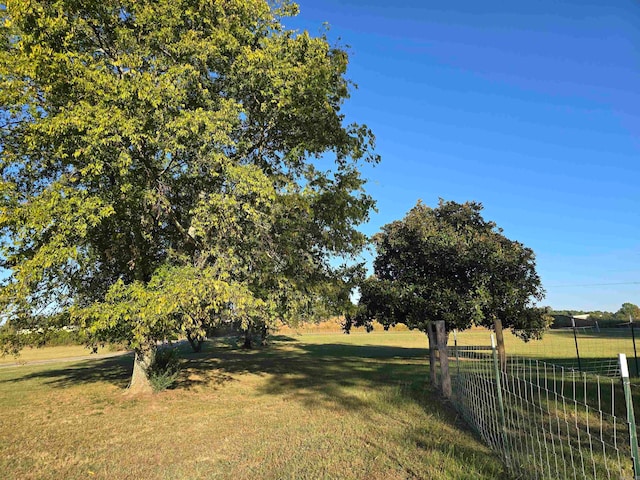 view of yard featuring a rural view