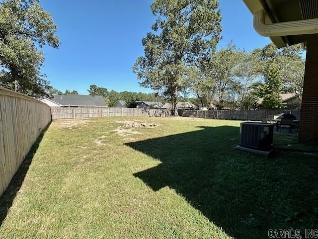 view of yard featuring cooling unit