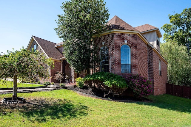 view of front of property featuring a front yard