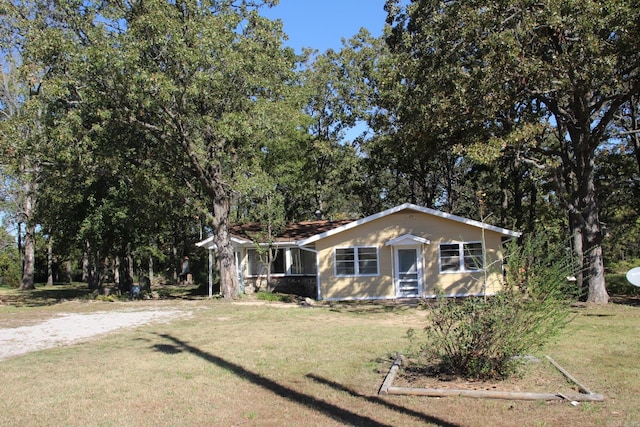 view of front of home featuring a front yard