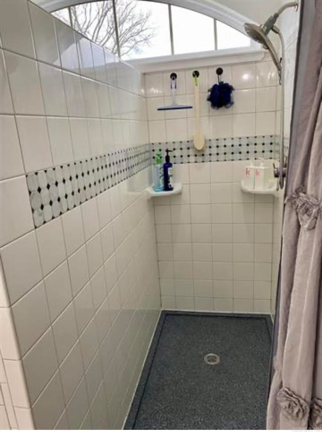 bathroom featuring a shower with shower curtain