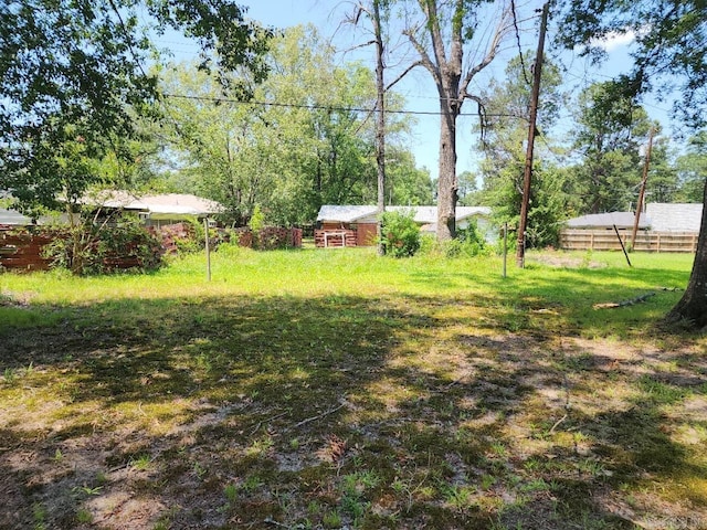 view of yard with an outbuilding