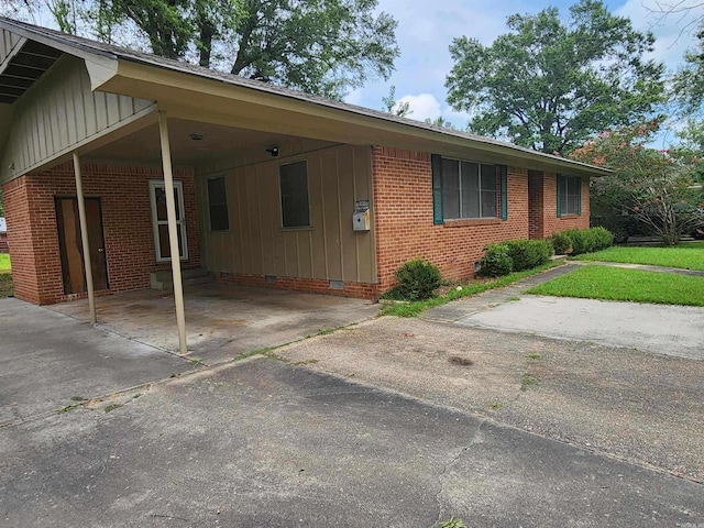 view of front of home featuring a carport and a front yard